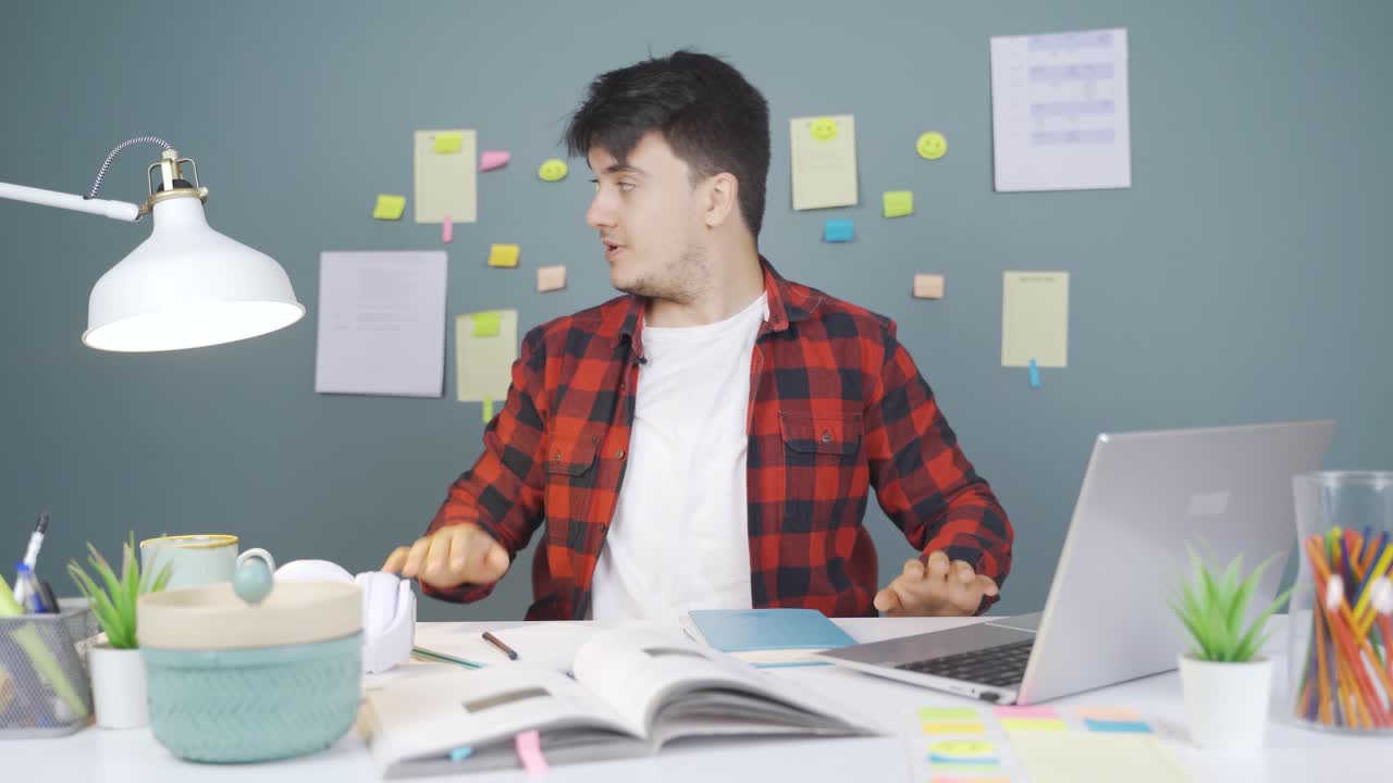 흥분된 남성 학생은 참을성이 없습니다.