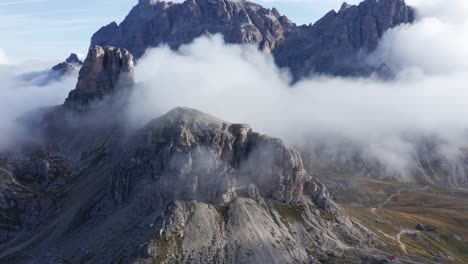 pico de montaña torre di toblin rodeado de nubes en dolomitas, amplia vista aérea del paisaje