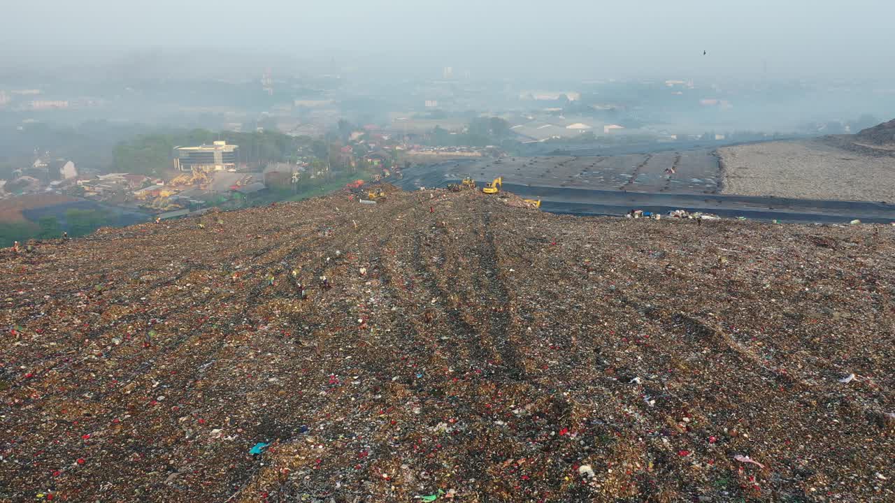 vista aérea de un vertedero con maquinaria y trabajadores