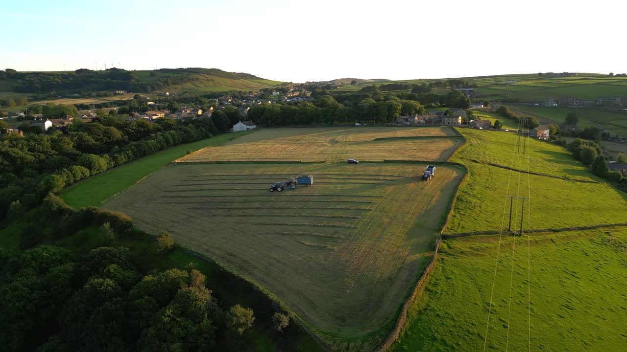 ⁇  에서 트랙터 를 운전 하는 농부 들 의 드론  ⁇