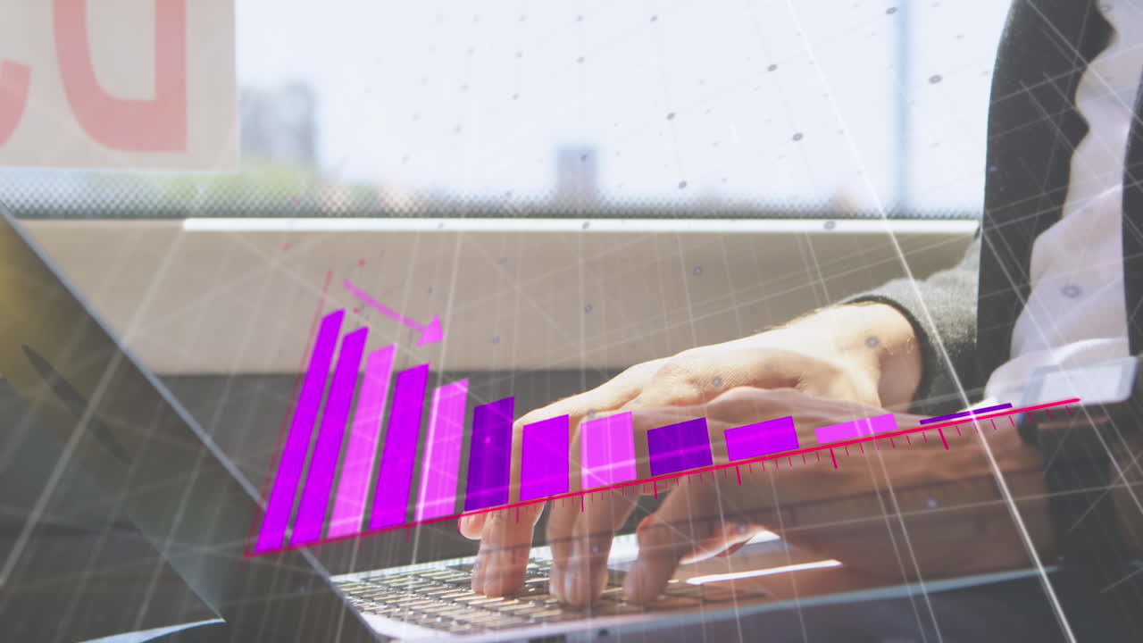 animación de gráfico financiero sobre hombre caucásico usando portátil.