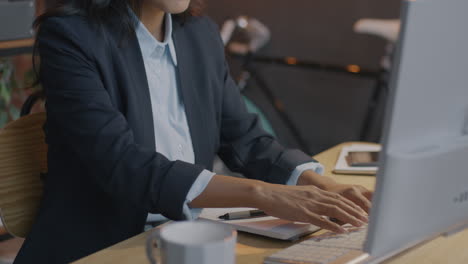 オフィスでコンピューターで働く女性