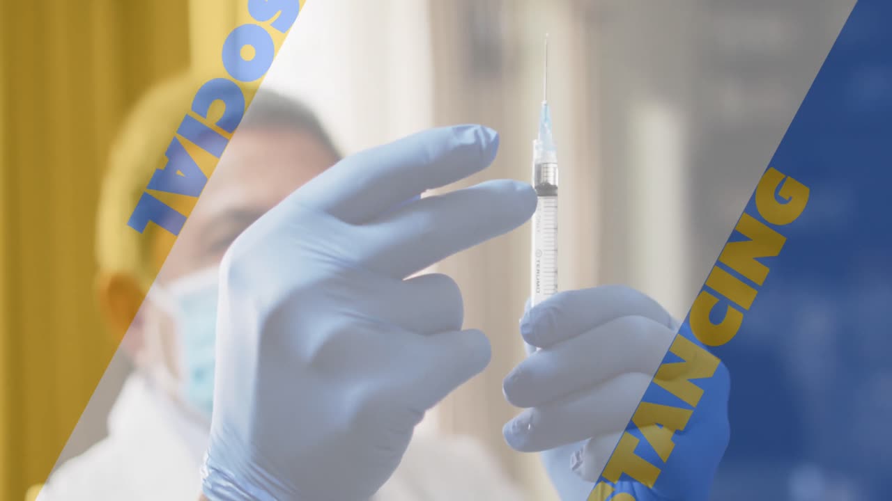 animación de distanciamiento social sobre el médico masculino preparando inyecciones usando máscara facial