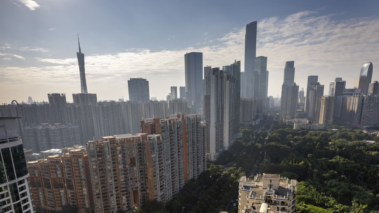 Time-lapse do horizonte de cidade moderna com arranha-céus e nuvens em movimento