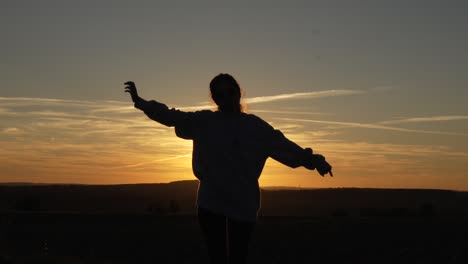 silueta femenina estiramiento matinal al amanecer, bailar buenas vibraciones positividad