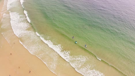 Urlauber-Genießen-Einen-Tag-Am-Strand-In-Lusty-Gaze-Cornwall