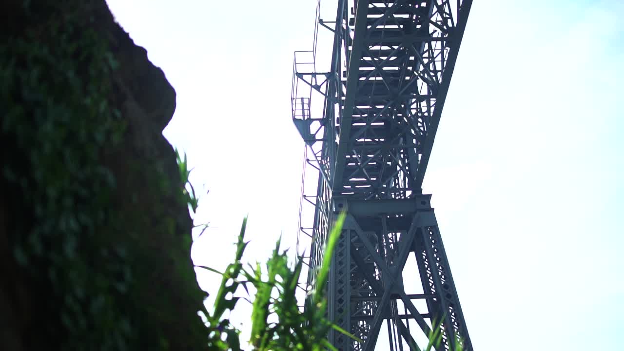 강철 다리의 낮은 각도