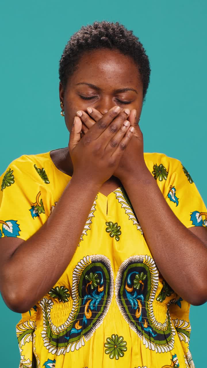 Donna africana che dimostra di non vedere il male, non sentire il male, non parlare del male