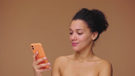 mujer usando un teléfono