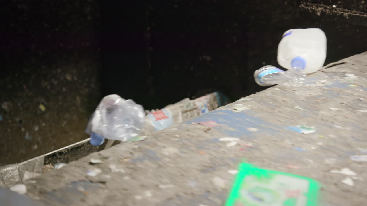 컨베이어 벨트에 있는 플라스틱 병 및 알루미늄 캔 재활용 공장