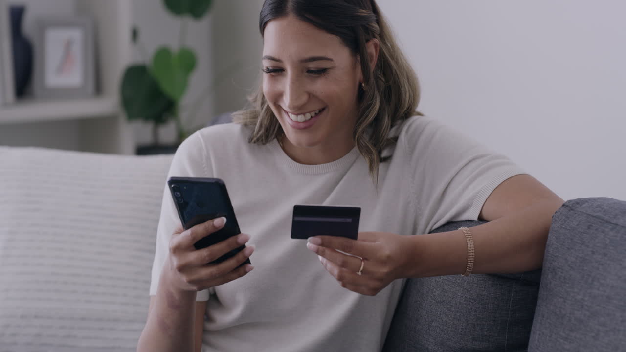 uso de tarjeta de crédito y teléfono para banca en línea