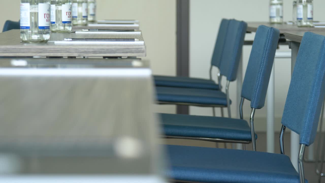 sillas de oficina azules en la sala de conferencias