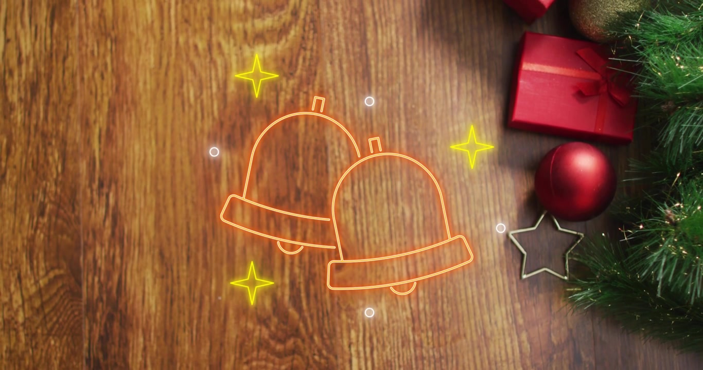 Il Natale si celebra con luci, regali e campane appese.