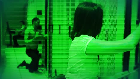 animación de sombra verde sobre diversos trabajadores en la sala del servidor