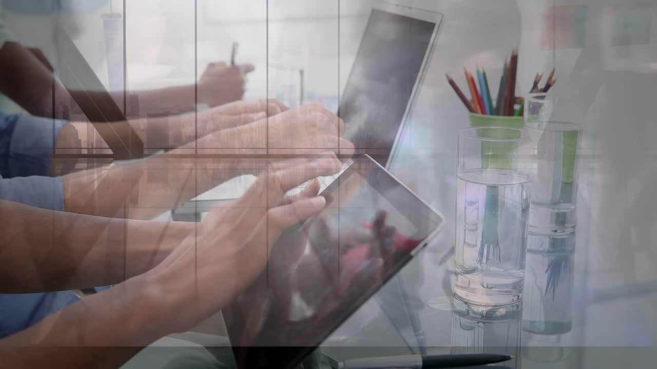 animación de un grupo de empresarios que usan tabletas