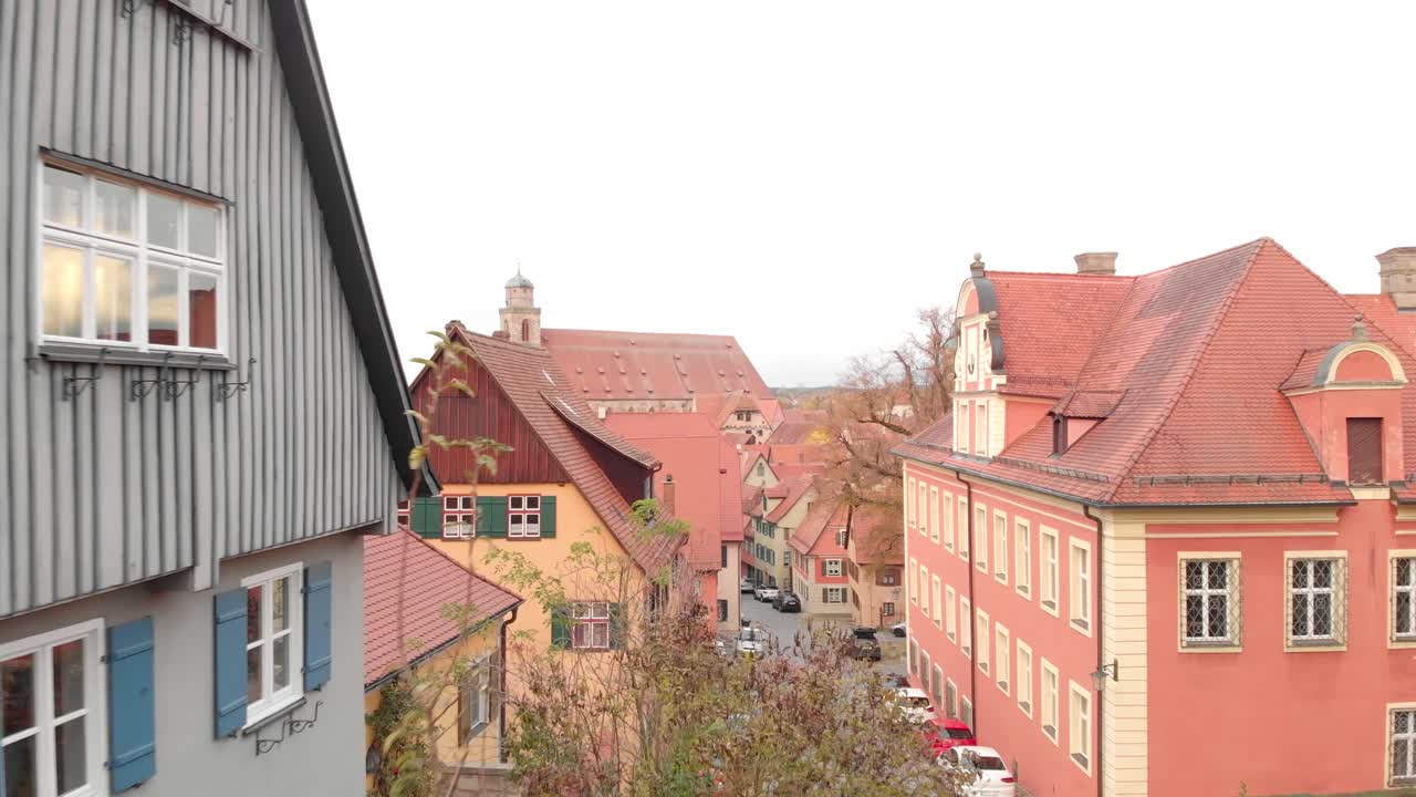 무인 항공기가 오래된 성벽의 문을 통해 날아갑니다.