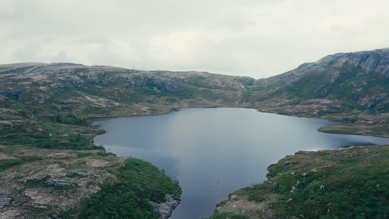 노르웨이 트론델라그 카운티의 åfjord에 있는 pålvatnet 호수에서 조용한 환경 - 드론이 앞으로 날고 있습니다.