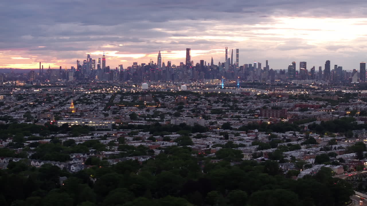 어두워지는 뉴욕 시의 공중 전망