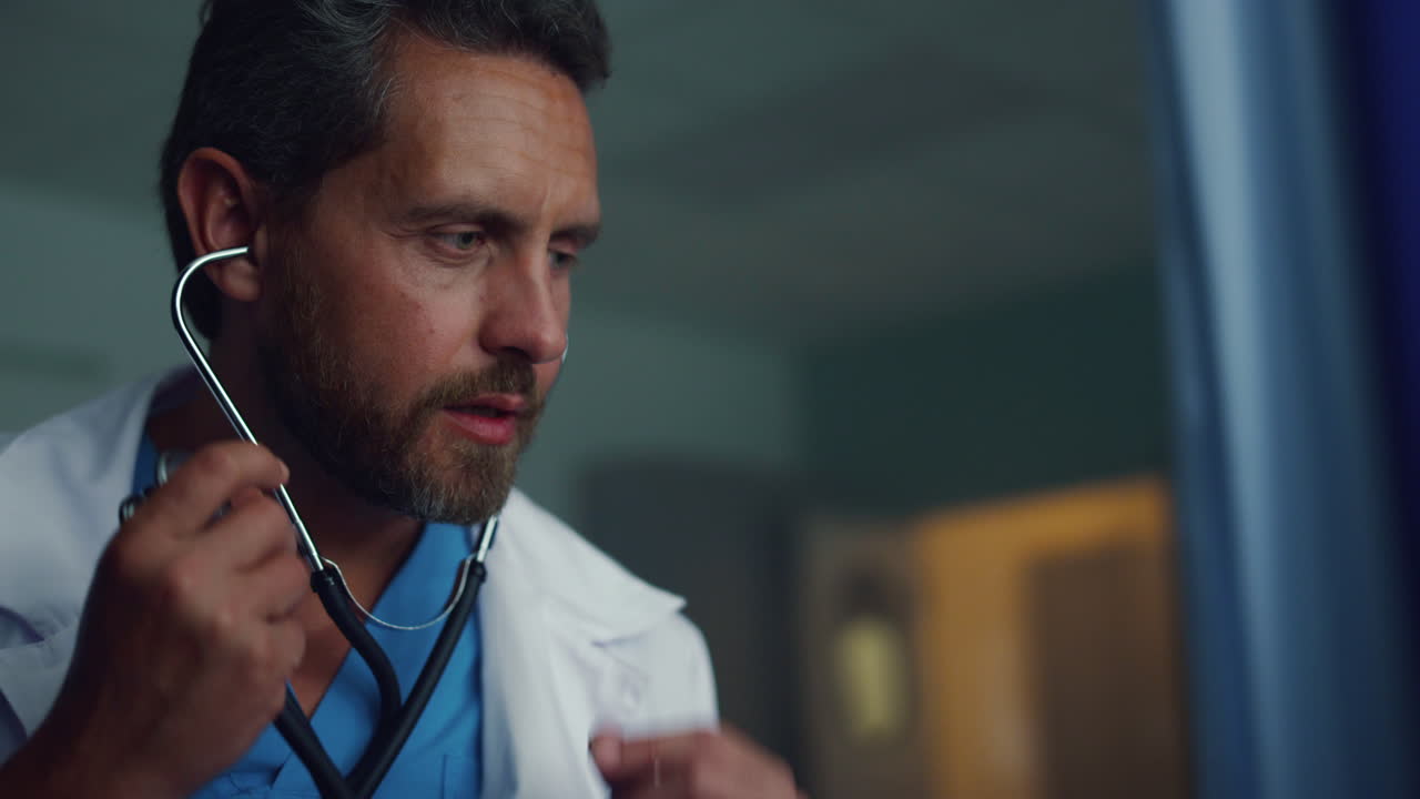 방에서 스테토스코프를 사용하는 수염을 가진 의사 초상화. 클리닉에서 의료 검사