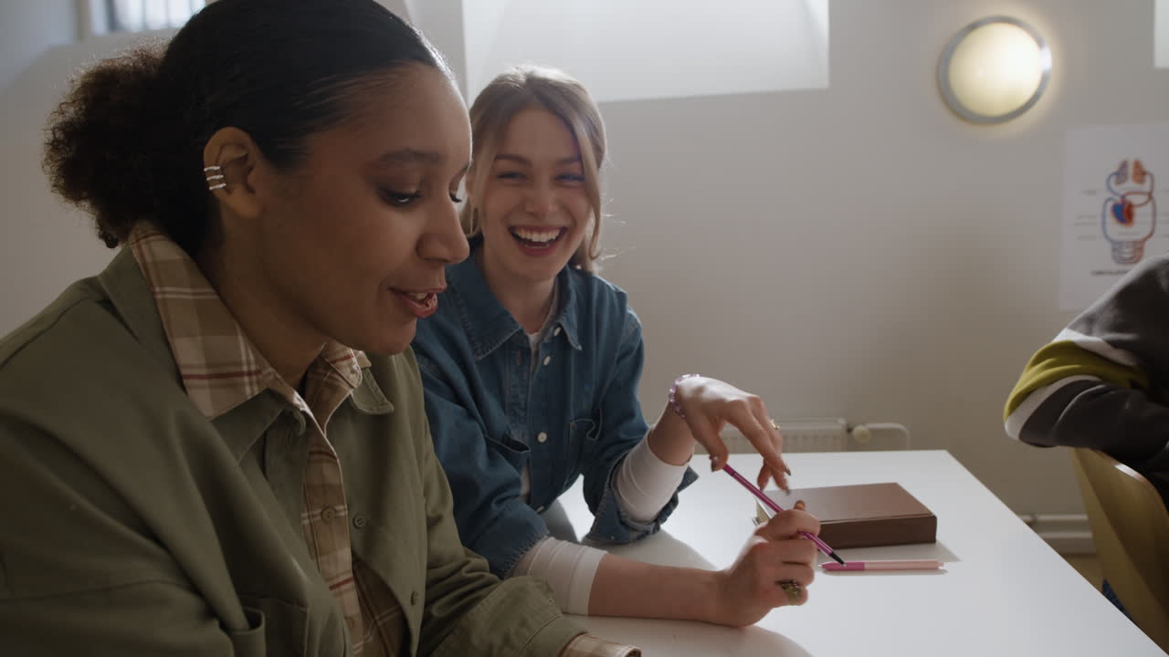 estudiantes que colaboran en un entorno de clase
