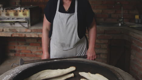 Traditionelles-Köstliches-Georgisches-Brot-Namens-Shoti,-Zubereitet-In-Der-Bäckerei-Torne