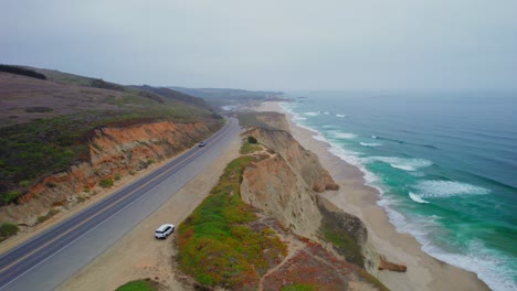 Toma-Aérea-De-Drones-De-La-Costa-De-California-Con-Vistas-Al-Océano-Pacífico