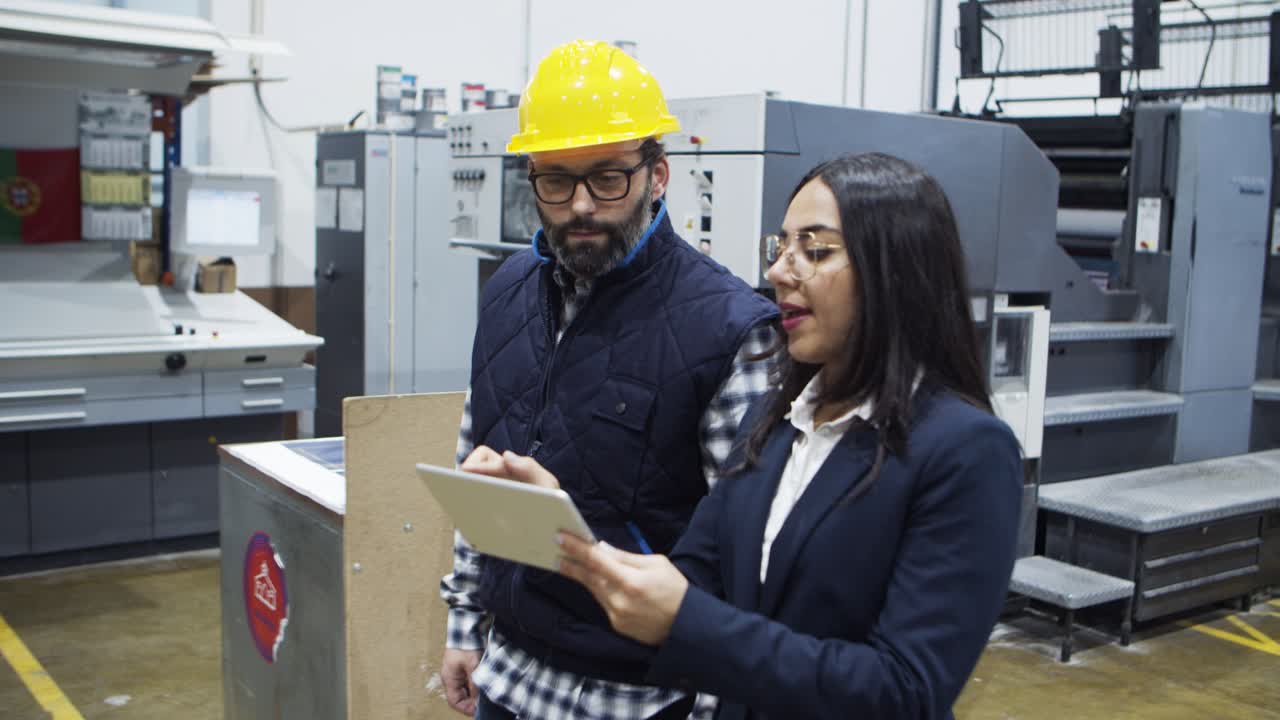Project manager concentrato che dà istruzioni a un ingegnere esperto