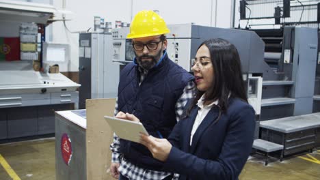 Fokussierter-Projektmanager,-Der-Einem-Reifen-Ingenieur-Anweisungen-Gibt