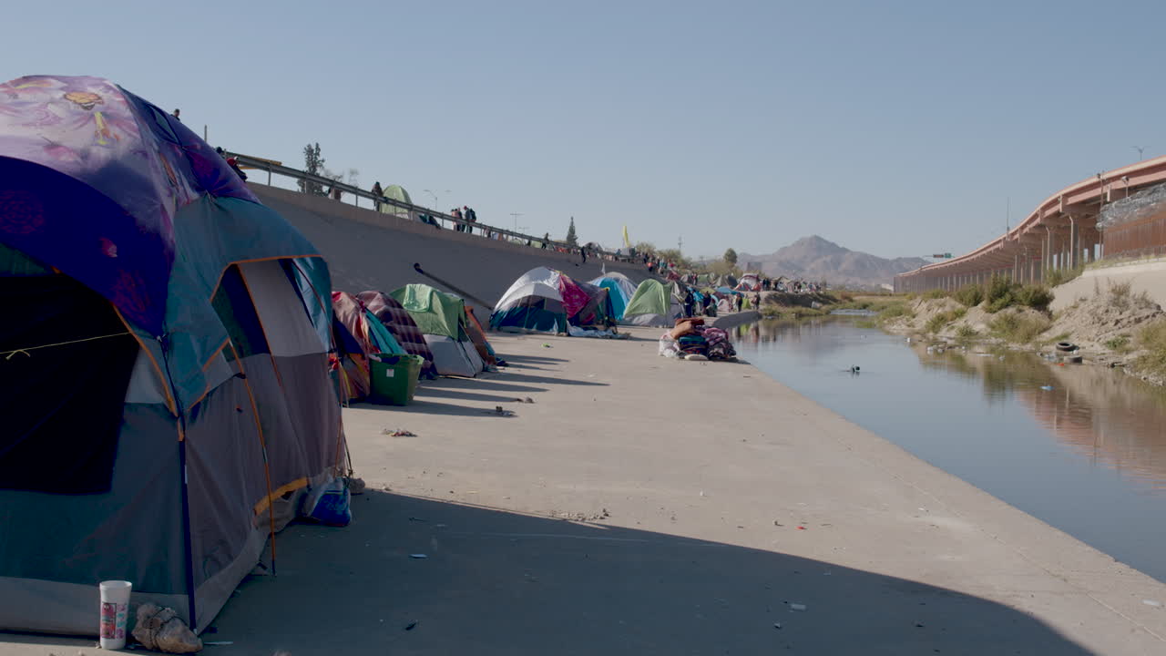 inmigrantes acampando a lo largo de la frontera entre estados unidos y méxico