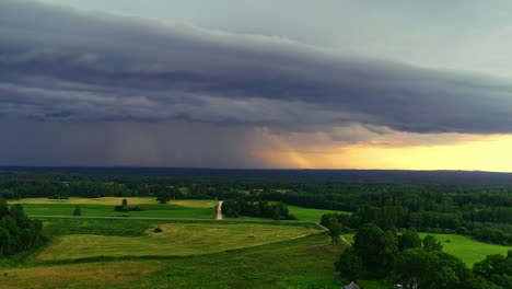 Aufsteigende-Luftaufnahme-Eines-Sturms,-Der-Sich-über-Ländlichem-Ackerland-Zusammenbraut