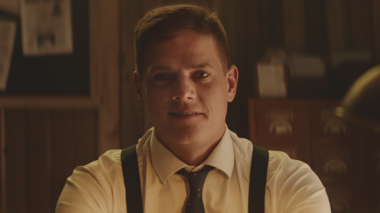 hombre con traje de estilo de los años 40