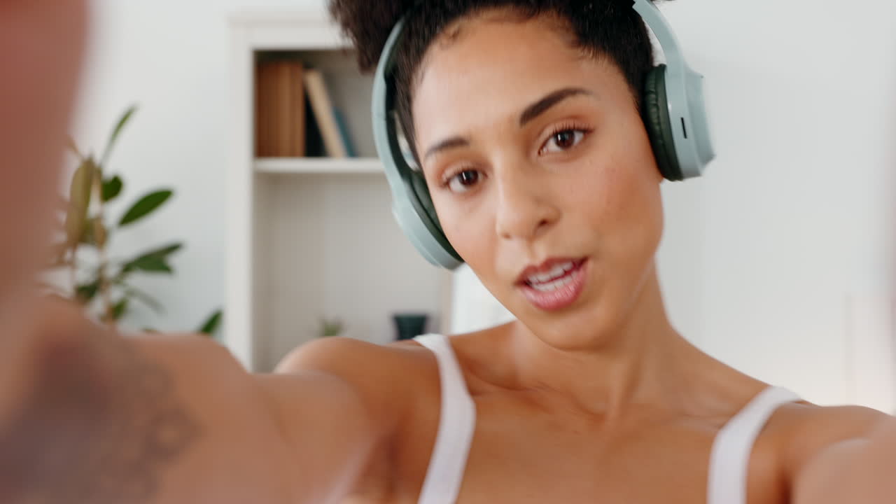 mujer bailando selfie, influyente de transmisión