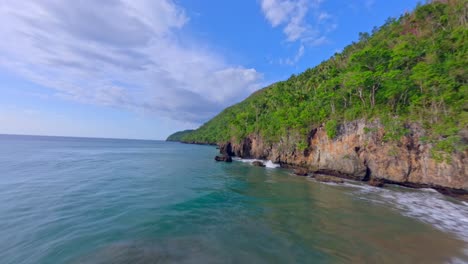 Hermoso-Vuelo-De-Drones-Fpv-Sobre-La-Apartada-Playa-De-Arena-De-Playa-Caleton-El-Valle,-Samana,-República-Dominicana