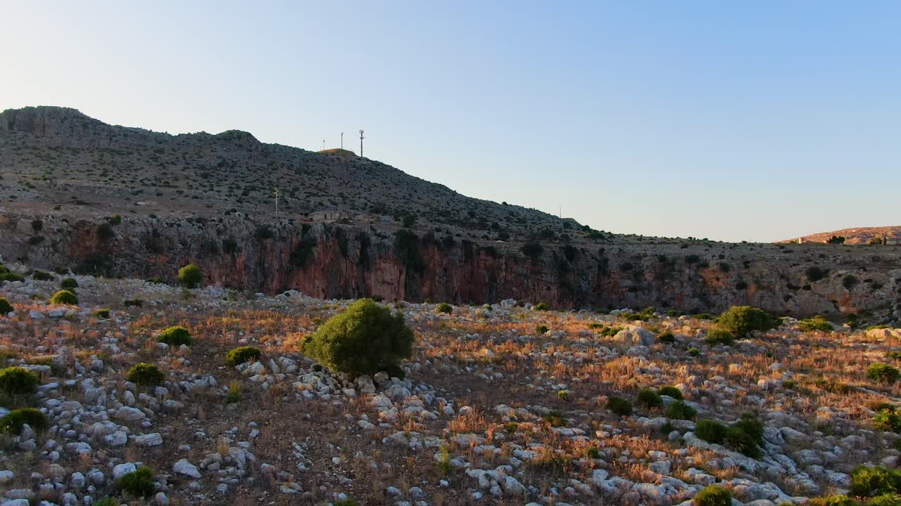 cráter de depresión de roca de montaña en custonaci sicilia italia cerca de la ciudad de san vito lo capo, avance de drones aéreos