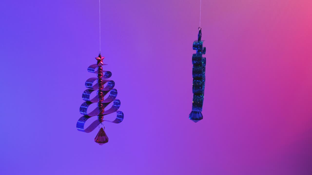 네온 보라색 배경에서 회전하는 장식용 소나무, 360도 회전, 무중력, 레비테이션