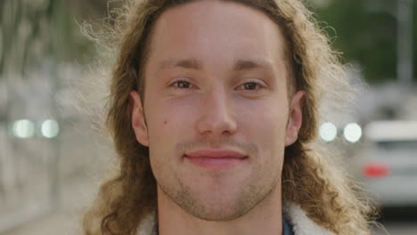 retrato de un hombre feliz y sonriente