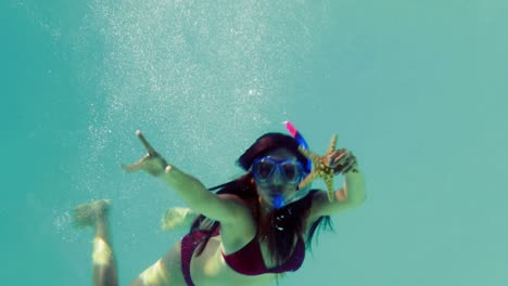 Bonita-Morena-Sumergiéndose-En-La-Piscina-Usando-Snorkel