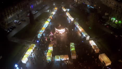 vista de drones de puestos de navidad y carrusel en la plaza podgorski con st