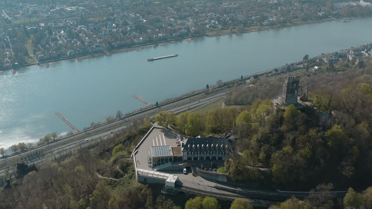 toma de drones de los drachenfels con el río rin y un barco siebengebirge cerca de bonn - königswinter