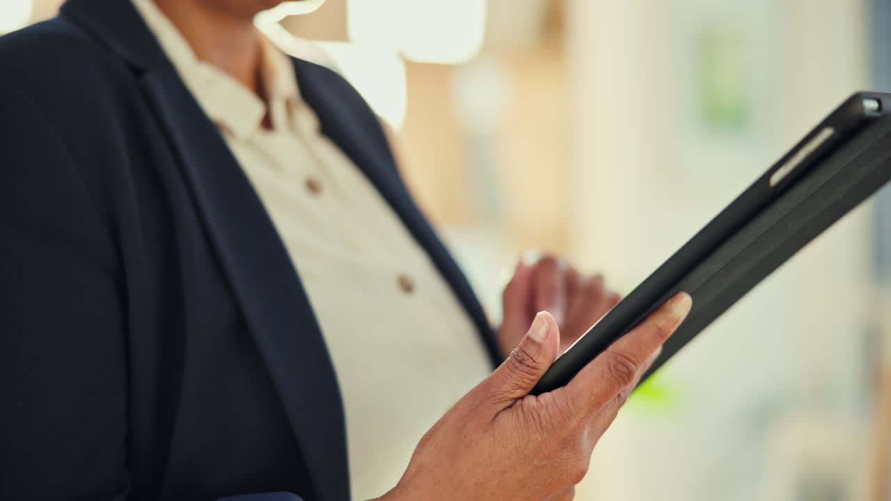 manos, mujer y pergamino en la tableta en la oficina