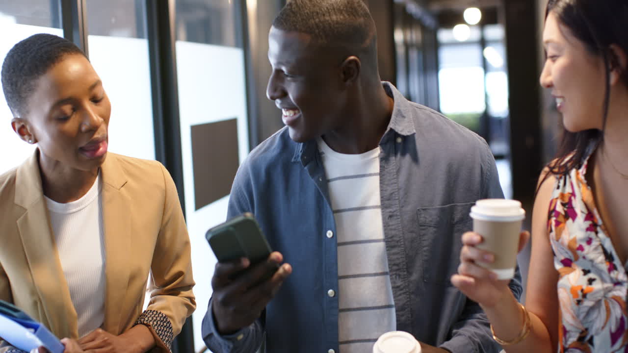 diversas personas de negocios hablando y trabajando juntos en la oficina, cámara lenta, espacio de copia