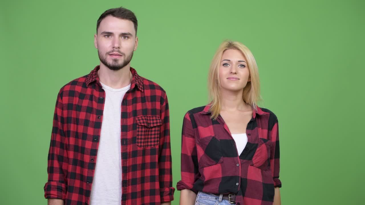 젊은 커플이 함께 엄지손가락을 올리고 있습니다.