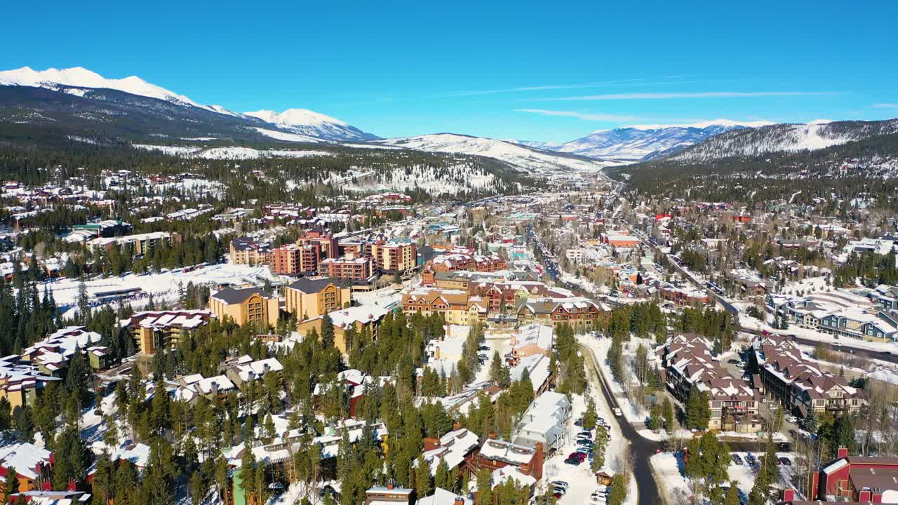 록키산맥을 배경으로 하는 콜로라도주 브레켄리지 마을의 겨울에는 눈으로 덮인 마을 주택과 스키 롯지