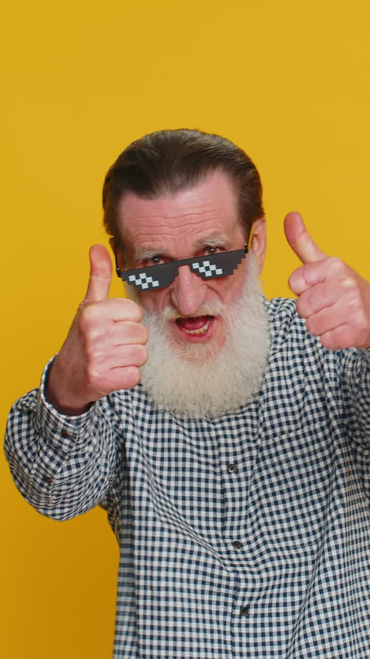 un anciano feliz con elegantes gafas de sol escuchando música bailando en una discoteca celebrando la victoria