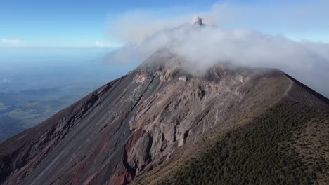 Aérea:-Volcán-De-Fuego-Arroja-Cenizas-Y-Humo-En-La-Nube-De-La-Cumbre,-Guatemala