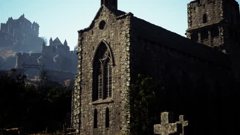 una iglesia de piedra con un castillo en el fondo