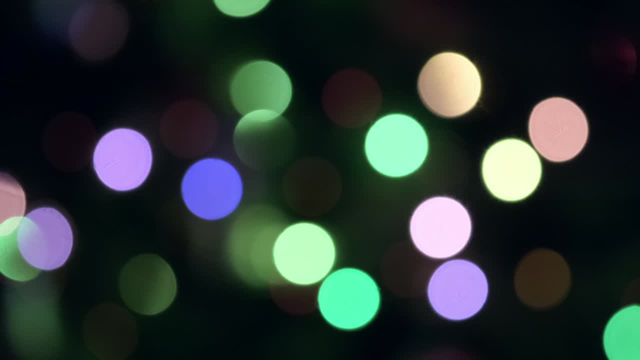 luces bokeh parpadeantes sobre un fondo negro