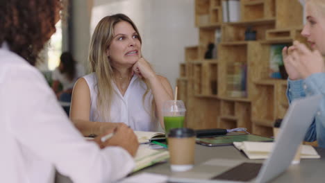 mujeres de negocios en reuniones de intercambio de ideas de tormenta de ideas colegas multiétnicos trabajando juntos disfrutando de la planificación creativa en un lugar de trabajo de oficina relajado