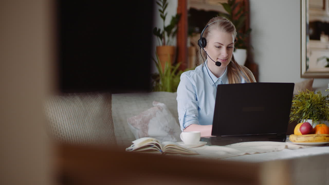 Sælger arbejder på bærbar computer hjemme