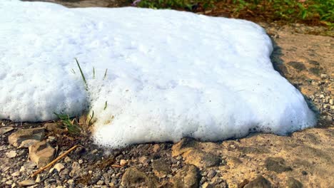 espuma en las superficies de hormigón